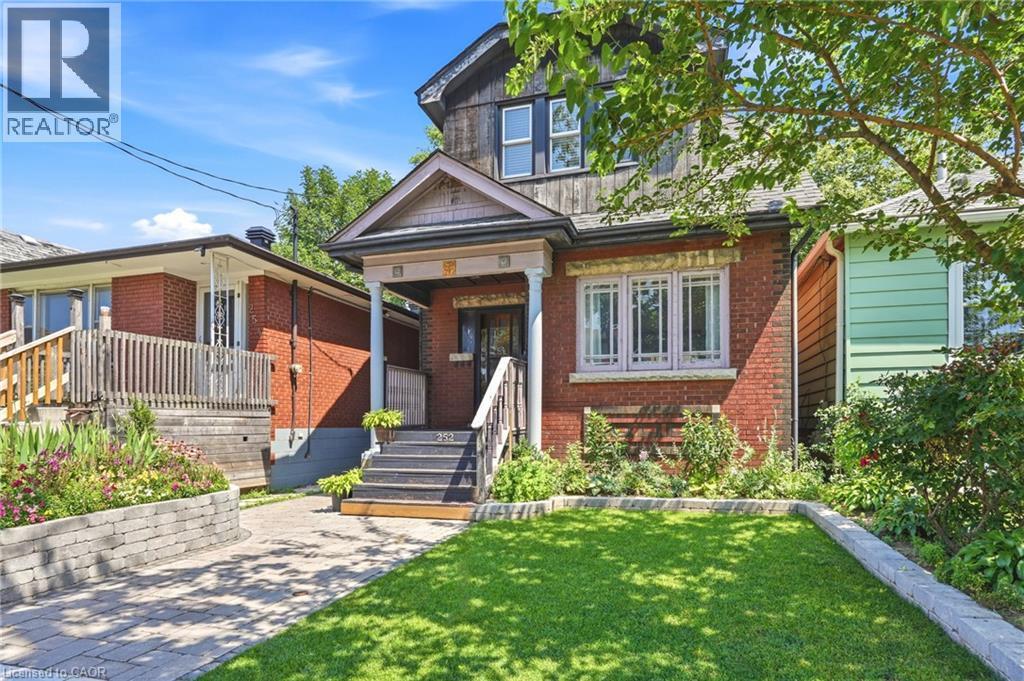 252 Fairfield Avenue, Hamilton, ON - Outdoor With Deck Patio Veranda With Facade