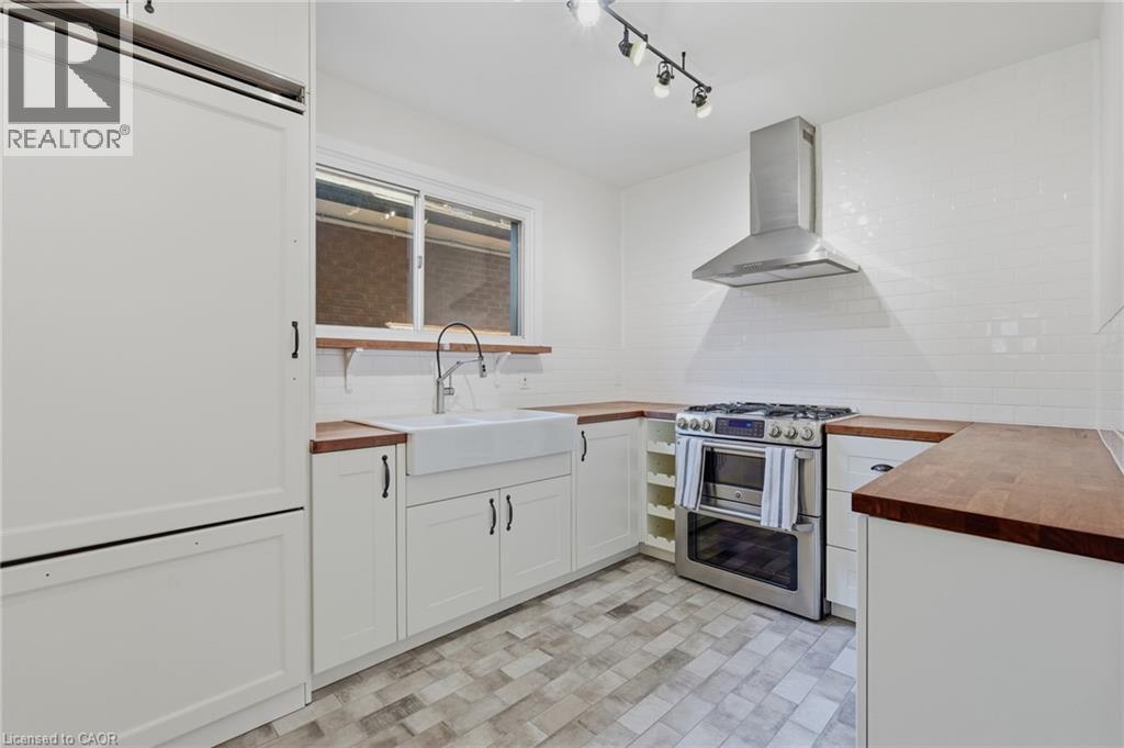 252 Fairfield Avenue, Hamilton, ON - Indoor Photo Showing Kitchen