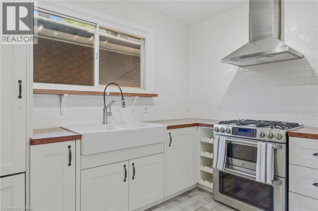 252 Fairfield Avenue, Hamilton, ON - Indoor Photo Showing Kitchen