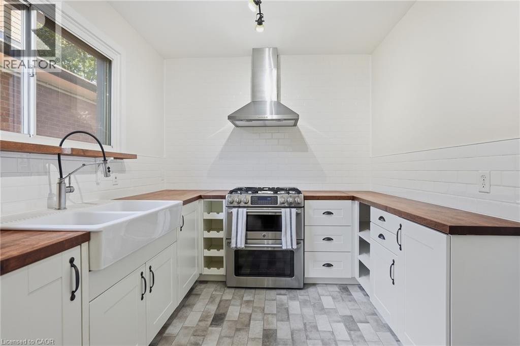 252 Fairfield Avenue, Hamilton, ON - Indoor Photo Showing Kitchen With Upgraded Kitchen