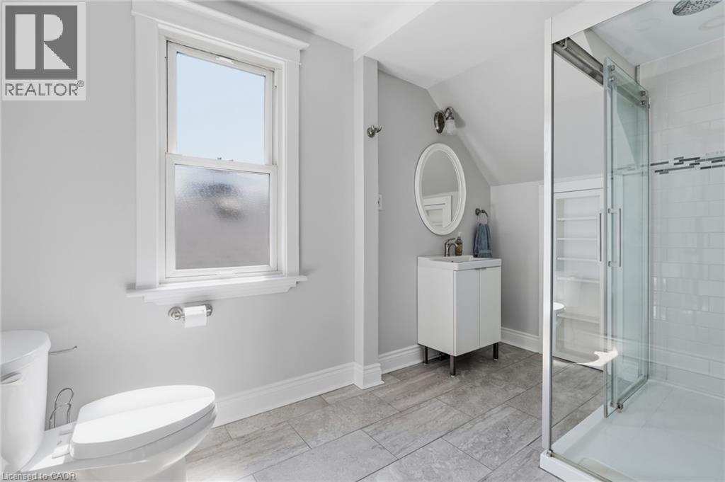 252 Fairfield Avenue, Hamilton, ON - Indoor Photo Showing Bathroom
