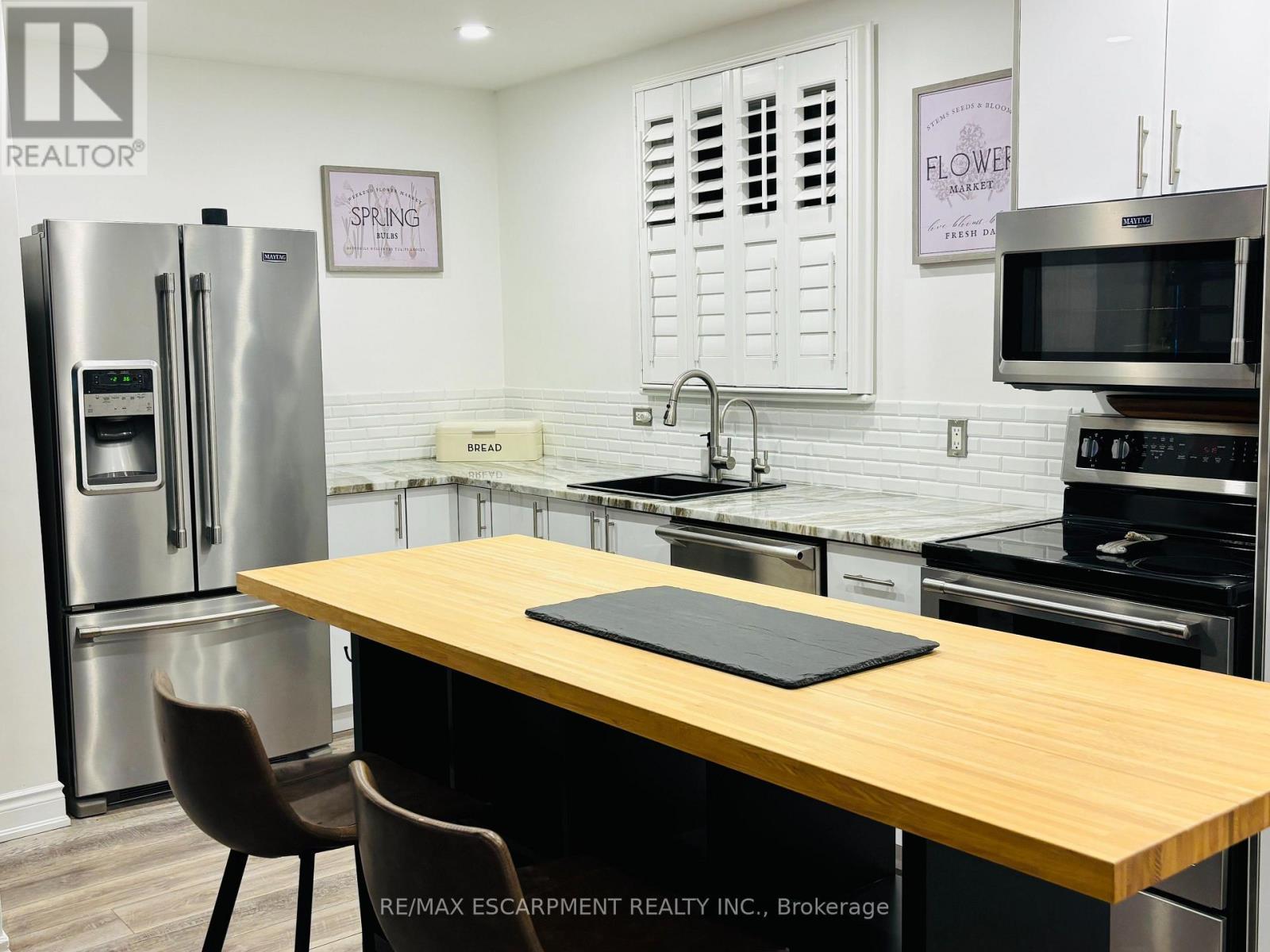 60 Galbraith Drive, Hamilton, ON - Indoor Photo Showing Kitchen With Upgraded Kitchen