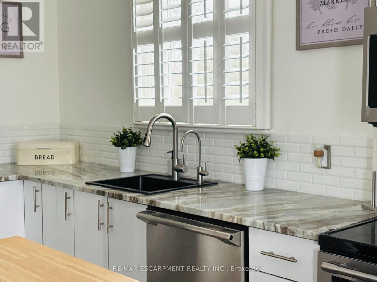 60 Galbraith Drive, Hamilton, ON - Indoor Photo Showing Kitchen With Upgraded Kitchen