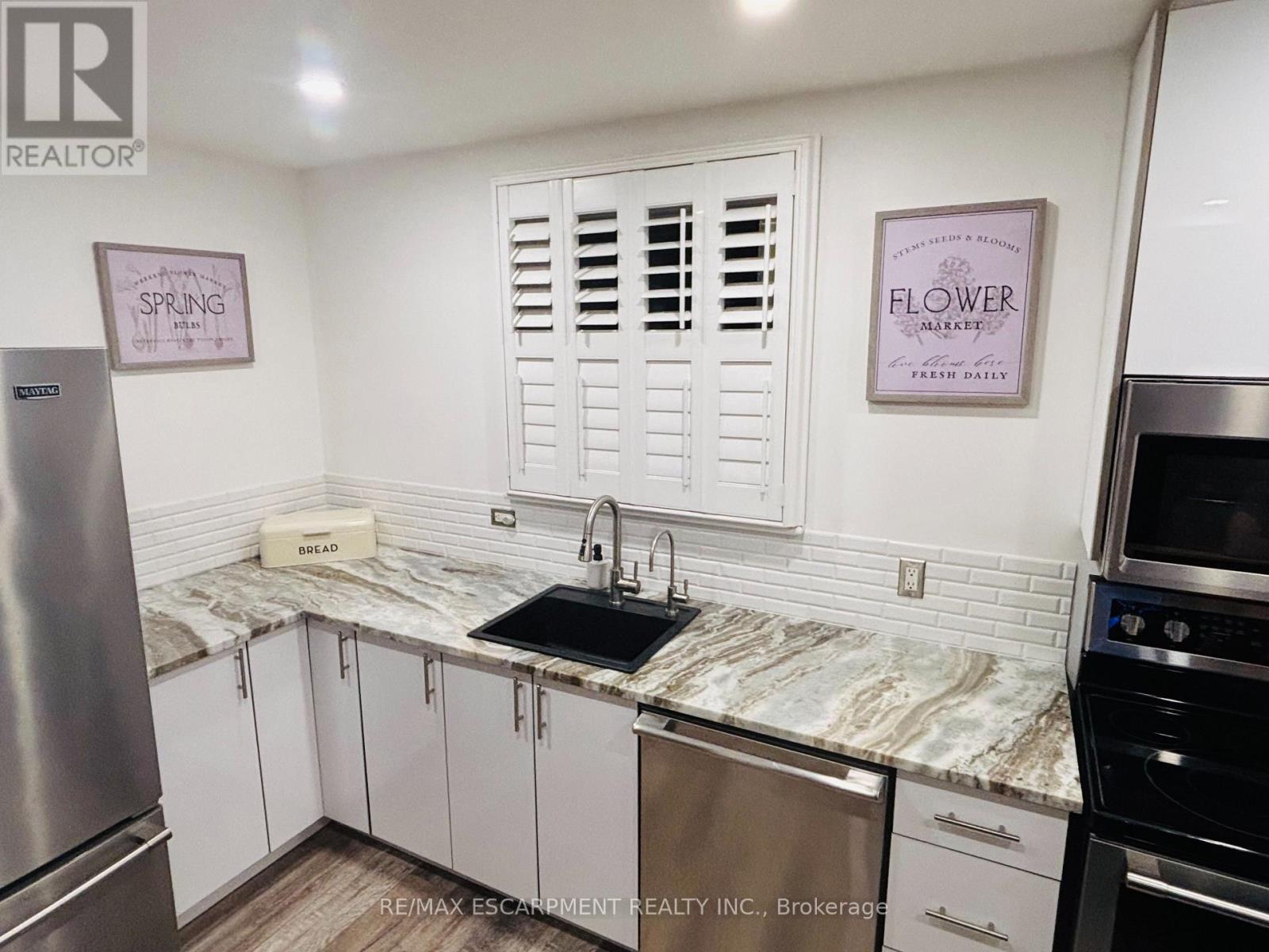60 Galbraith Drive, Hamilton, ON - Indoor Photo Showing Kitchen With Upgraded Kitchen