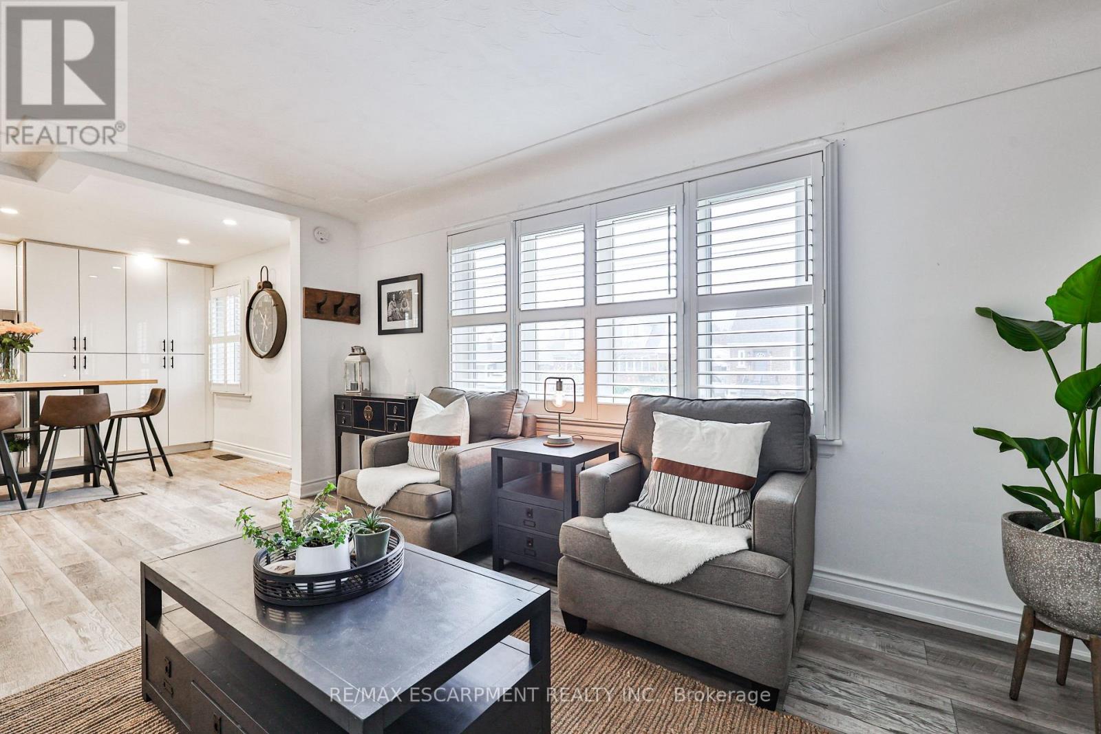 60 Galbraith Drive, Hamilton, ON - Indoor Photo Showing Living Room