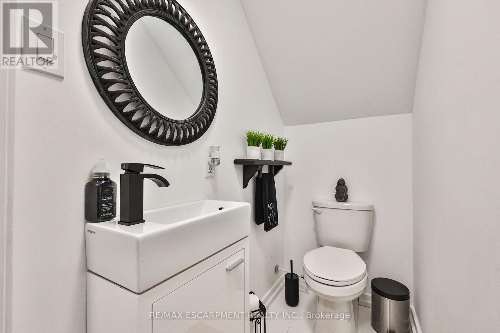 60 Galbraith Drive, Hamilton, ON - Indoor Photo Showing Bathroom