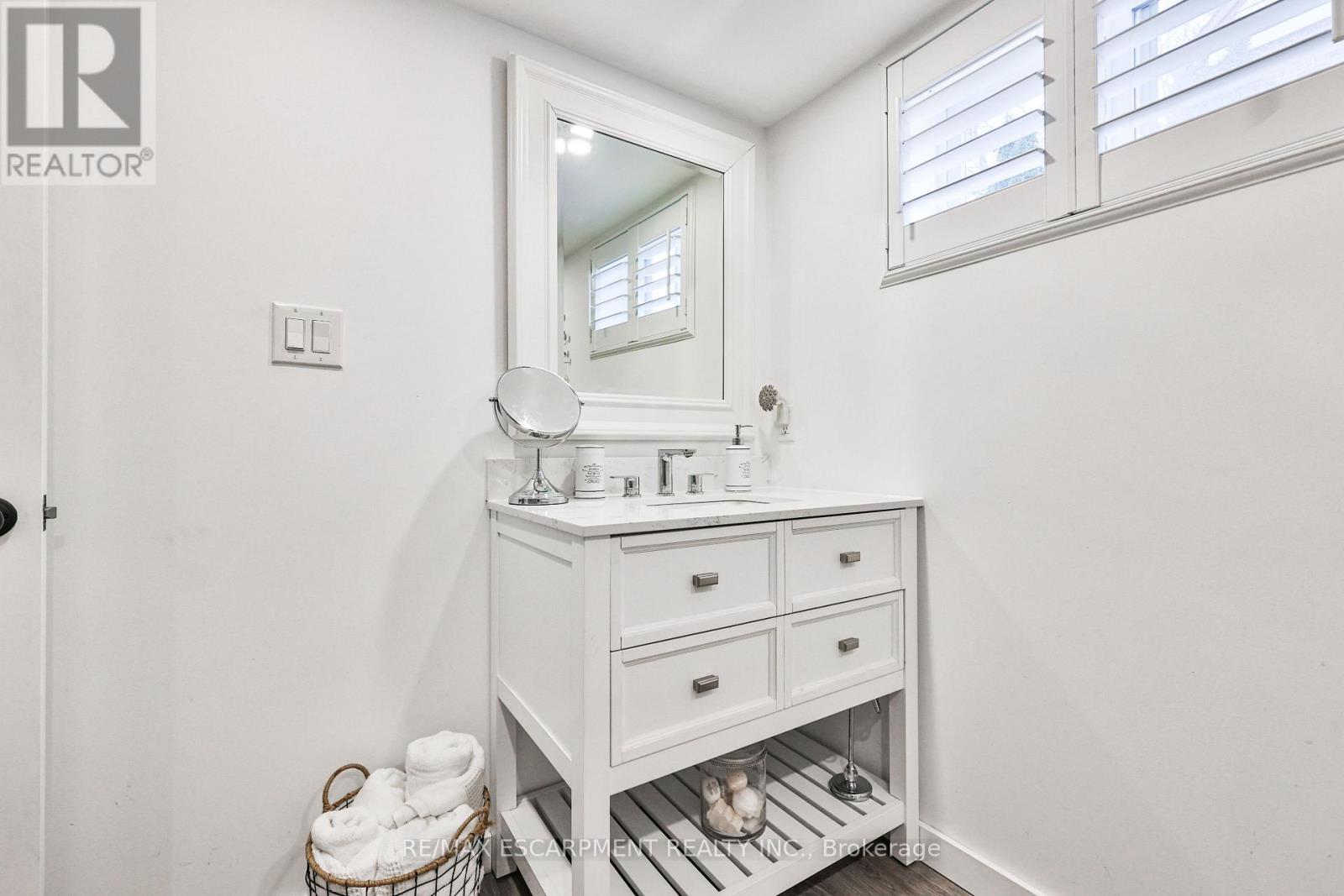 60 Galbraith Drive, Hamilton, ON - Indoor Photo Showing Bathroom