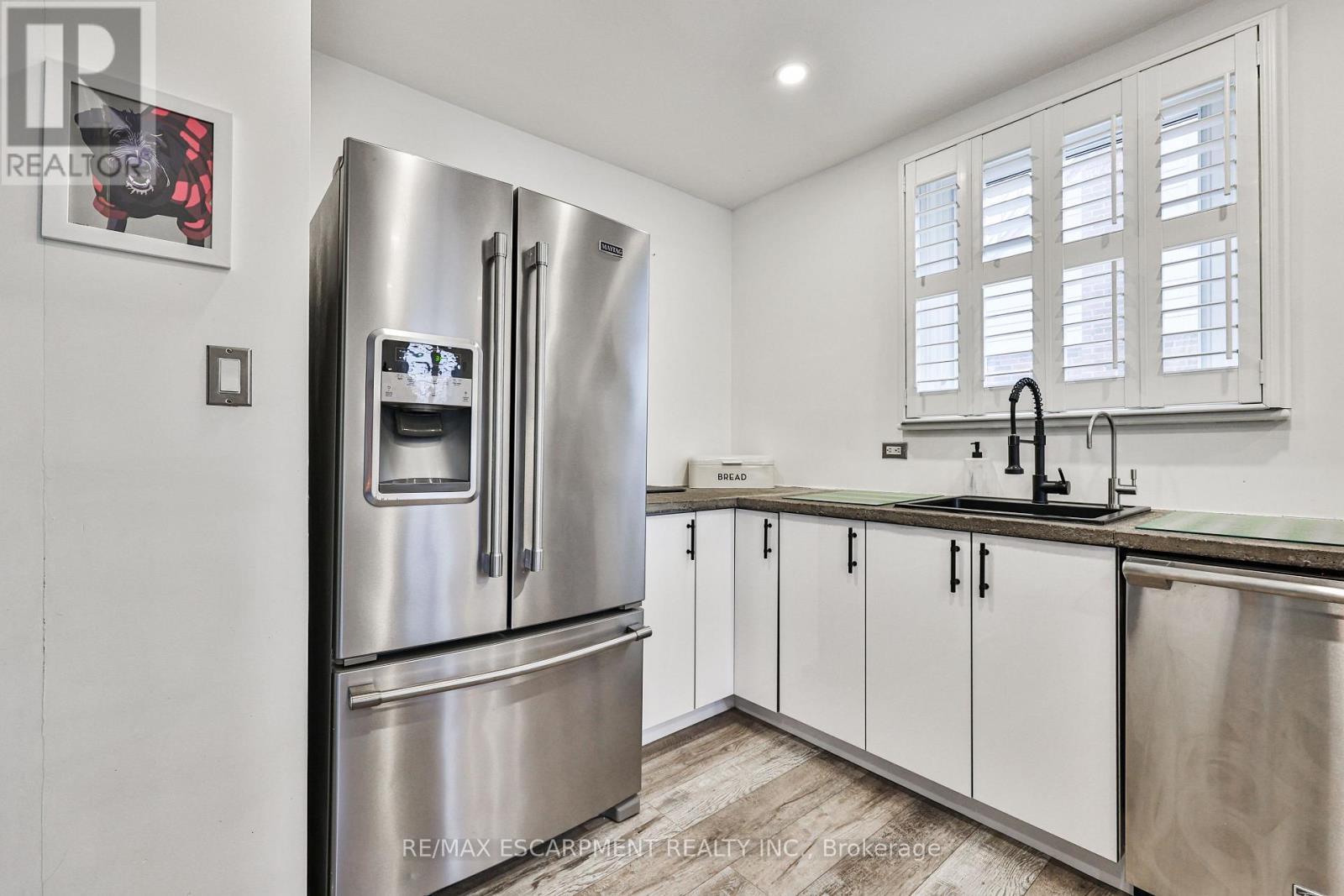 60 Galbraith Drive, Hamilton, ON - Indoor Photo Showing Kitchen