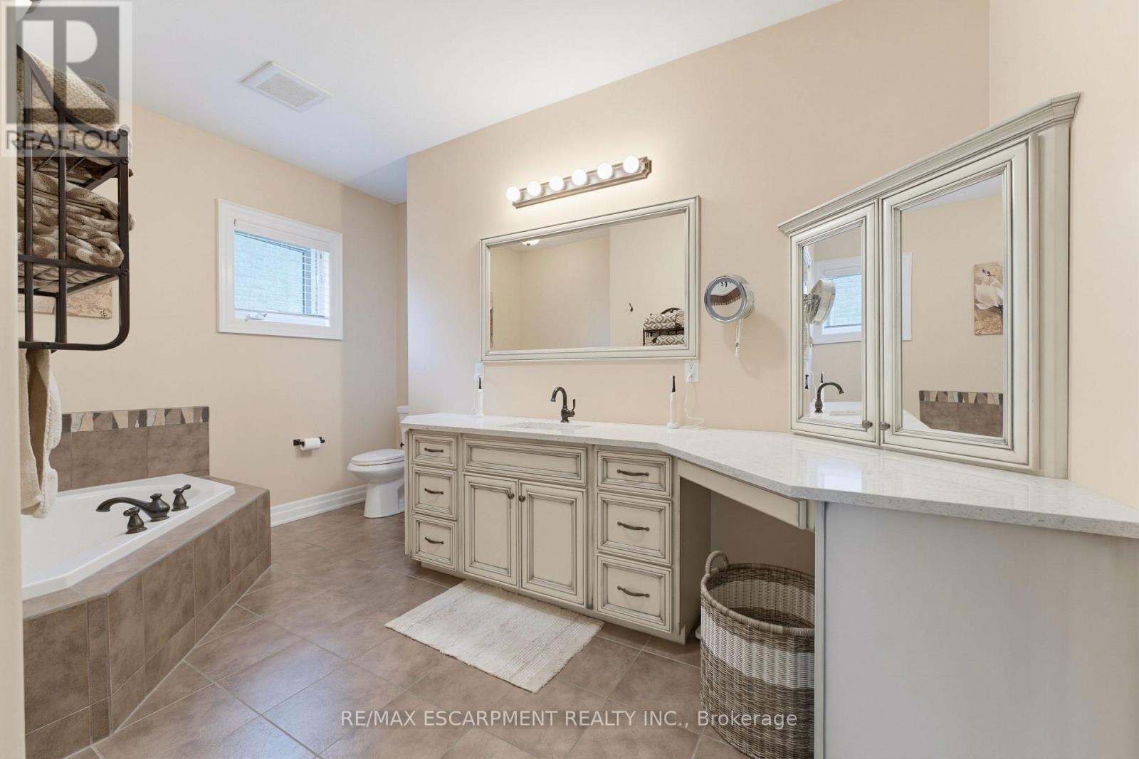60 Donjon Boulevard, Norfolk, ON - Indoor Photo Showing Bathroom