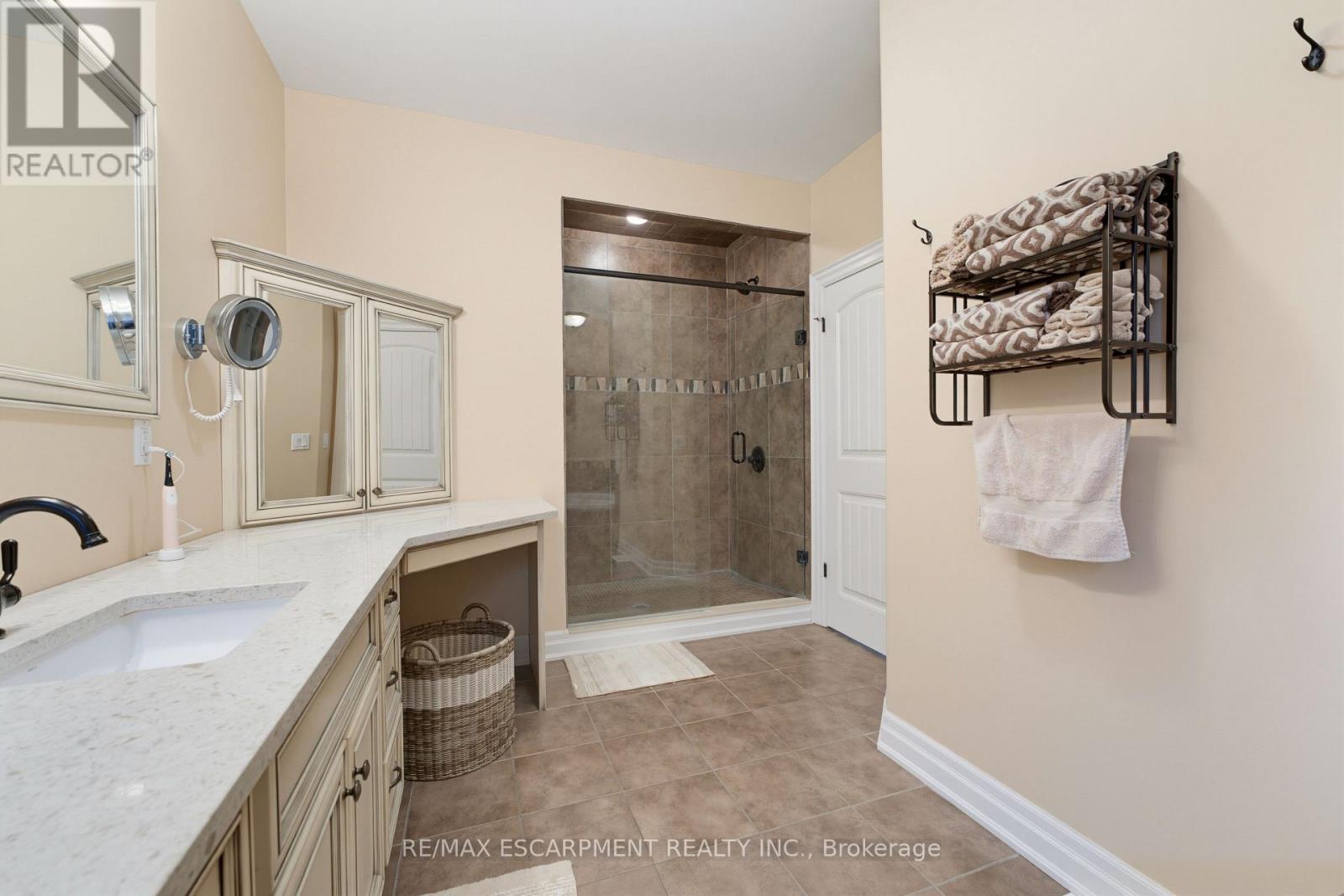60 Donjon Boulevard, Norfolk, ON - Indoor Photo Showing Bathroom