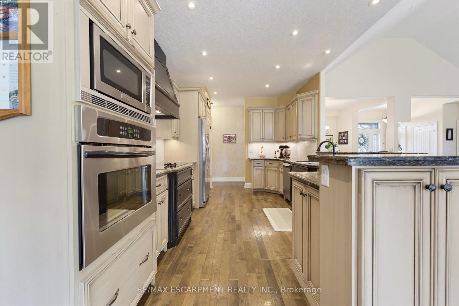 60 Donjon Boulevard, Norfolk, ON - Indoor Photo Showing Kitchen With Upgraded Kitchen