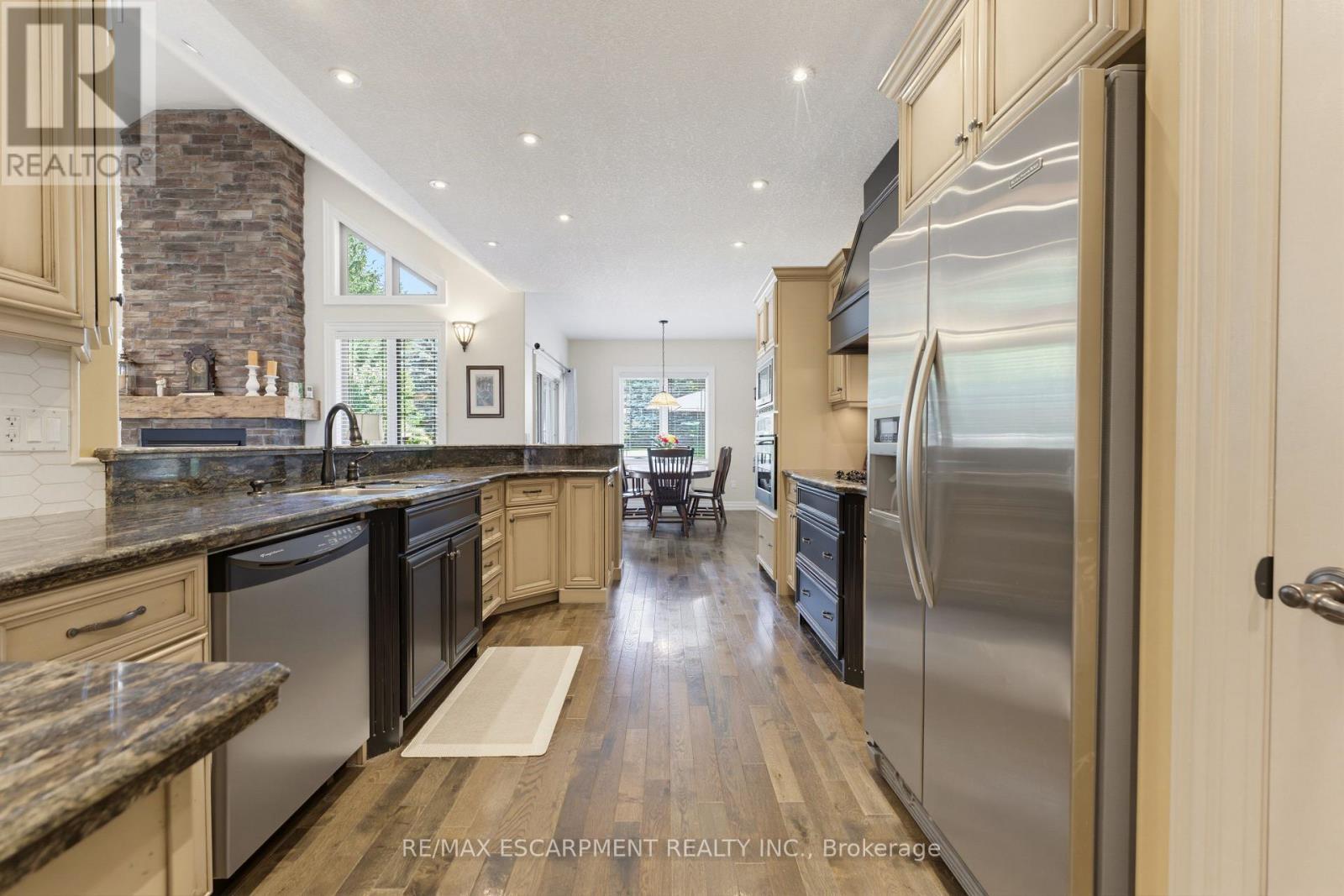 60 Donjon Boulevard, Norfolk, ON - Indoor Photo Showing Kitchen With Upgraded Kitchen