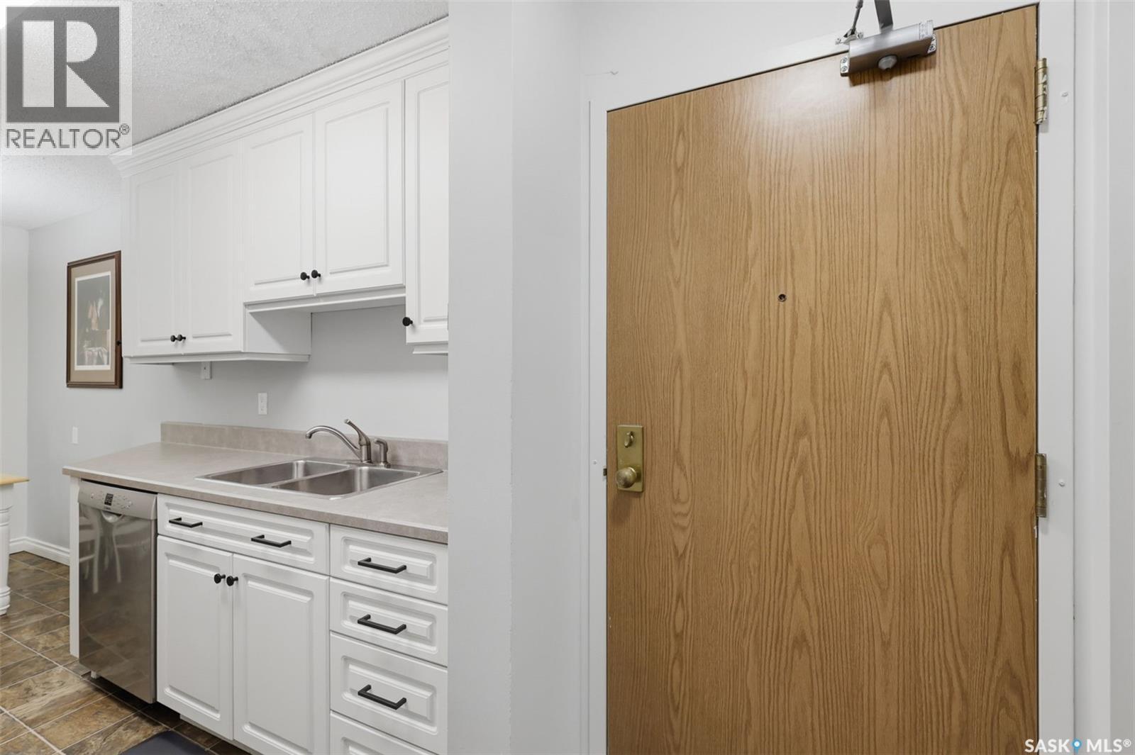 717 310 Stillwater Drive, Saskatoon, SK - Indoor Photo Showing Kitchen With Double Sink