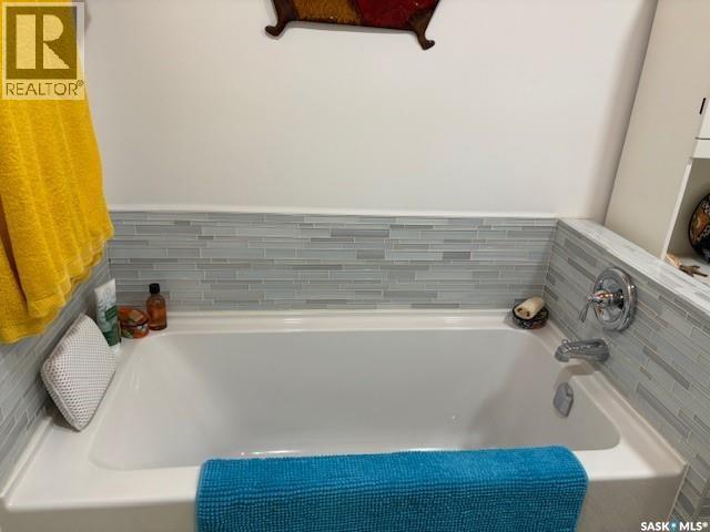 211 Throne Street, Sceptre, SK - Indoor Photo Showing Bathroom