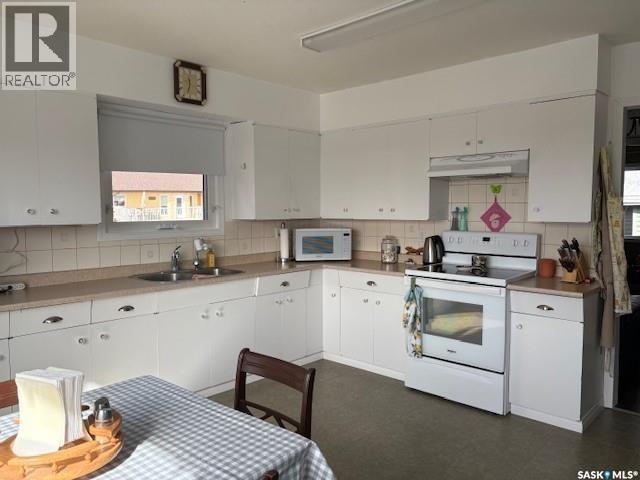 211 Throne Street, Sceptre, SK - Indoor Photo Showing Kitchen With Double Sink