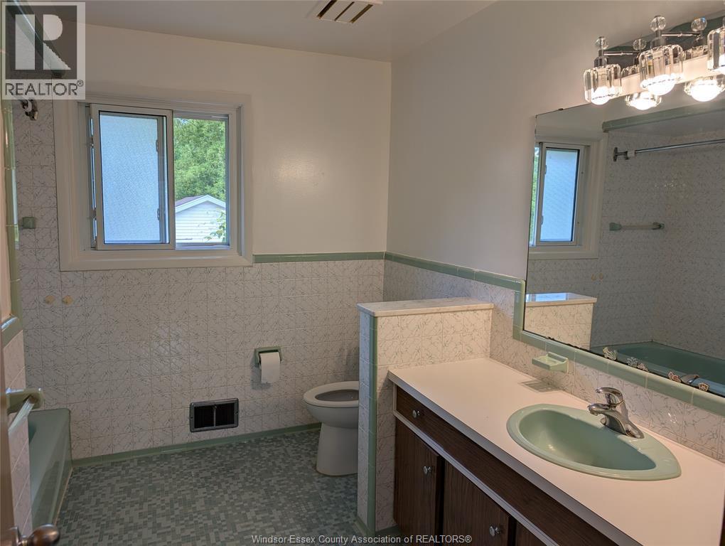 1867 Kent, Windsor, ON - Indoor Photo Showing Bathroom