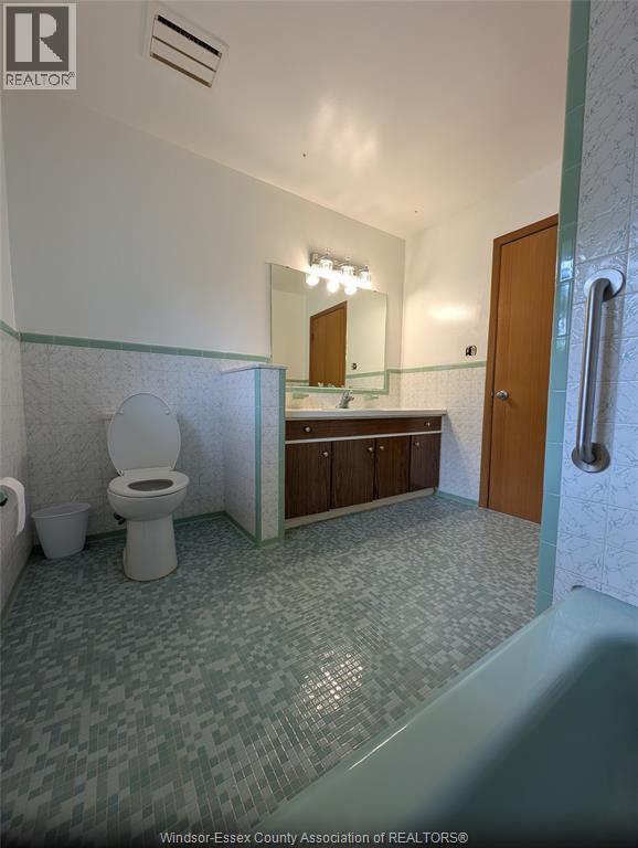 1867 Kent, Windsor, ON - Indoor Photo Showing Bathroom