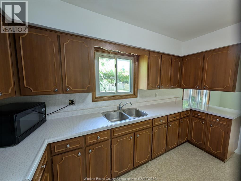1867 Kent, Windsor, ON - Indoor Photo Showing Kitchen With Double Sink
