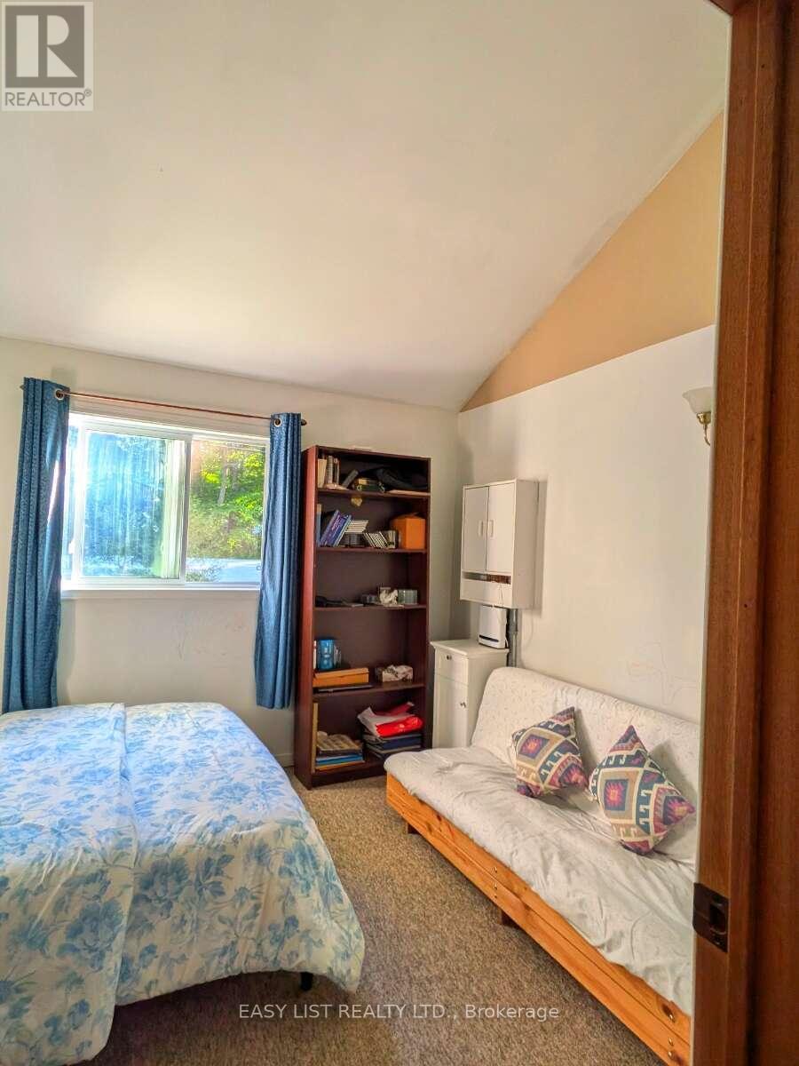 2135 Champlain Road, Tiny, ON - Indoor Photo Showing Bedroom