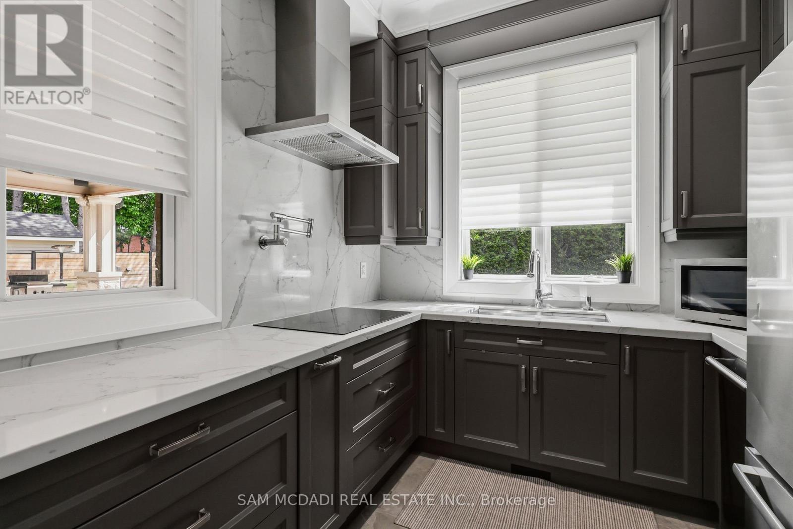 1342 Nocturne Court, Mississauga, ON - Indoor Photo Showing Kitchen