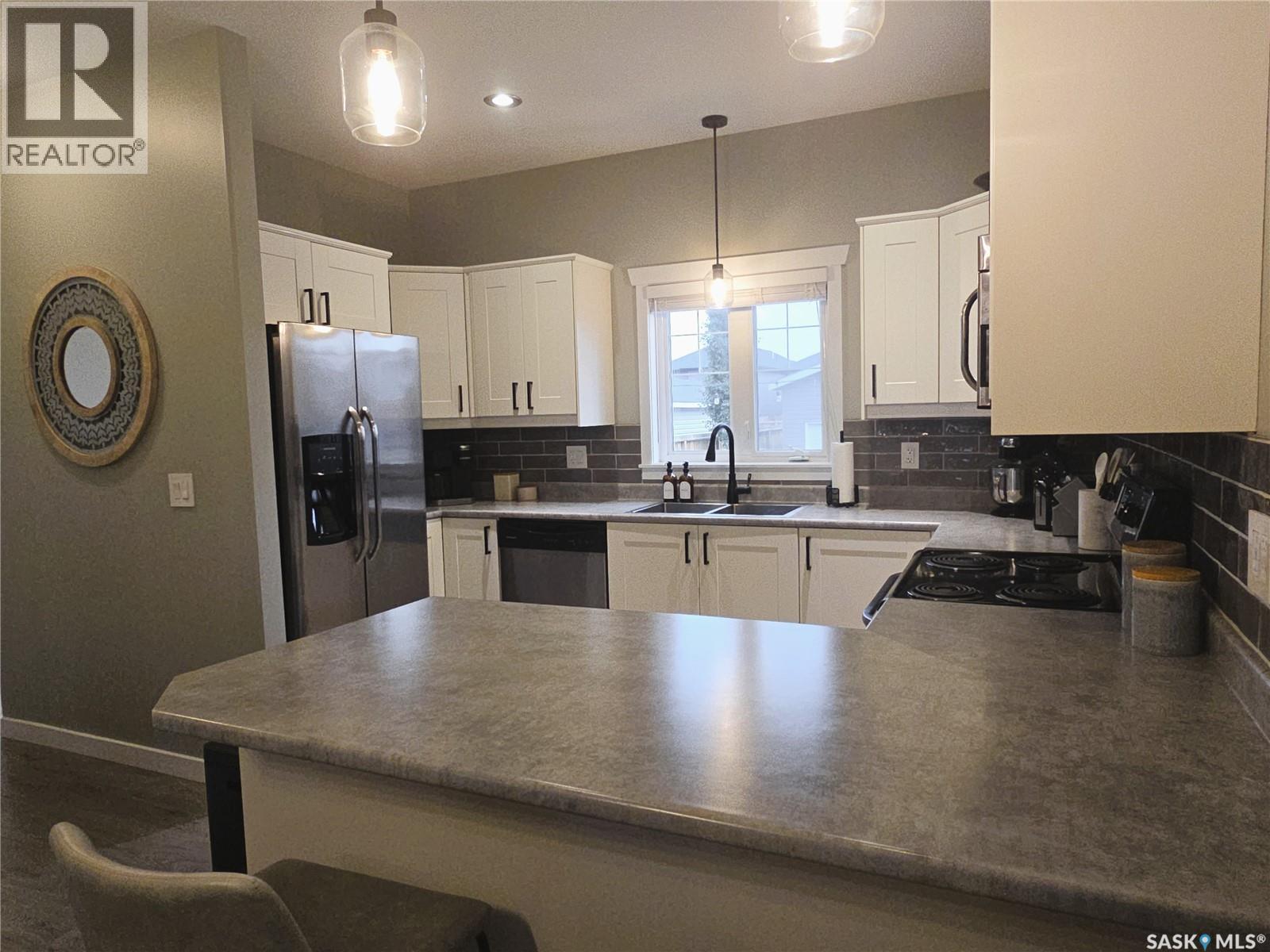 652 Ells Crescent, Saskatoon, SK - Indoor Photo Showing Kitchen With Double Sink