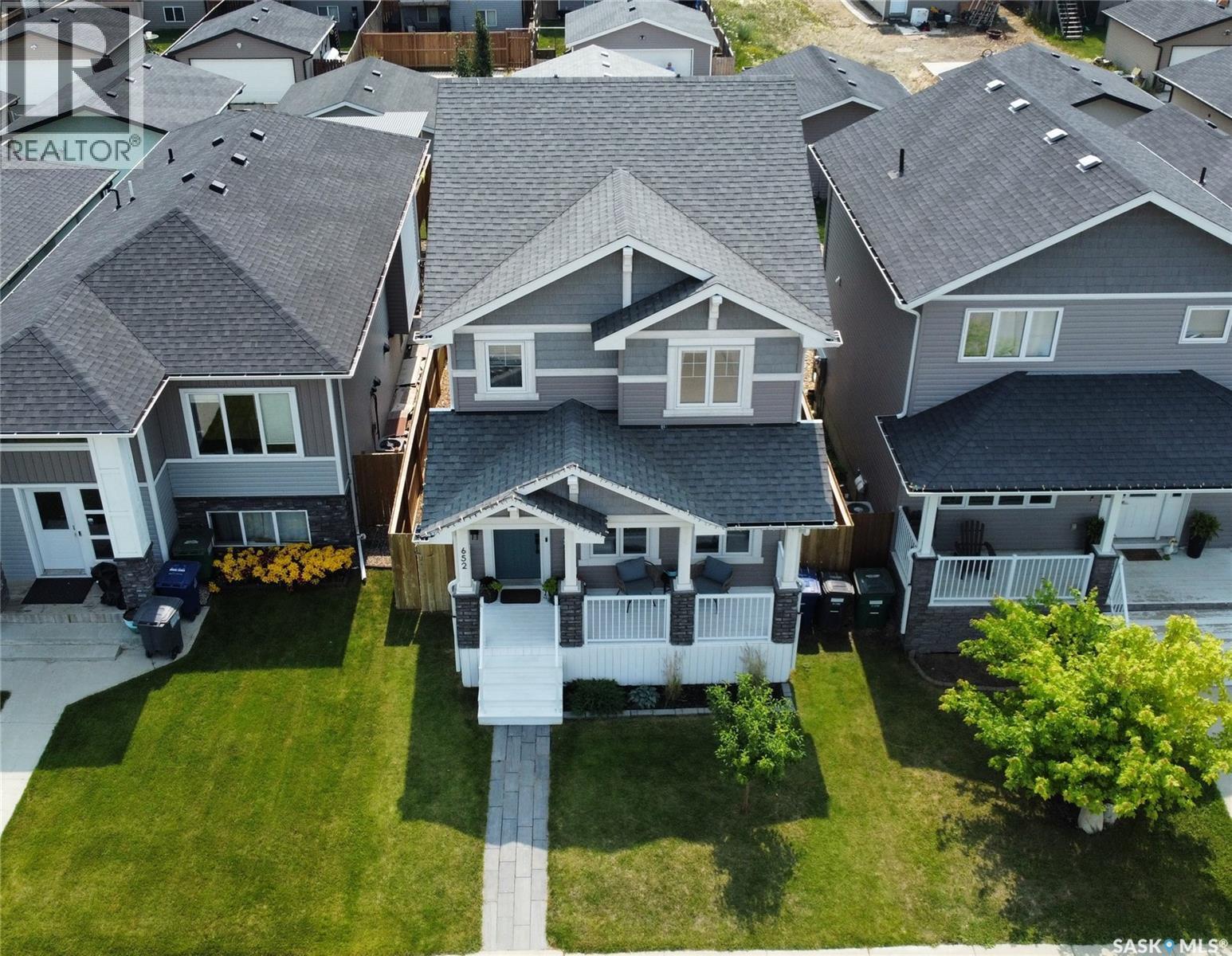 652 Ells Crescent, Saskatoon, SK - Outdoor With Deck Patio Veranda With Facade