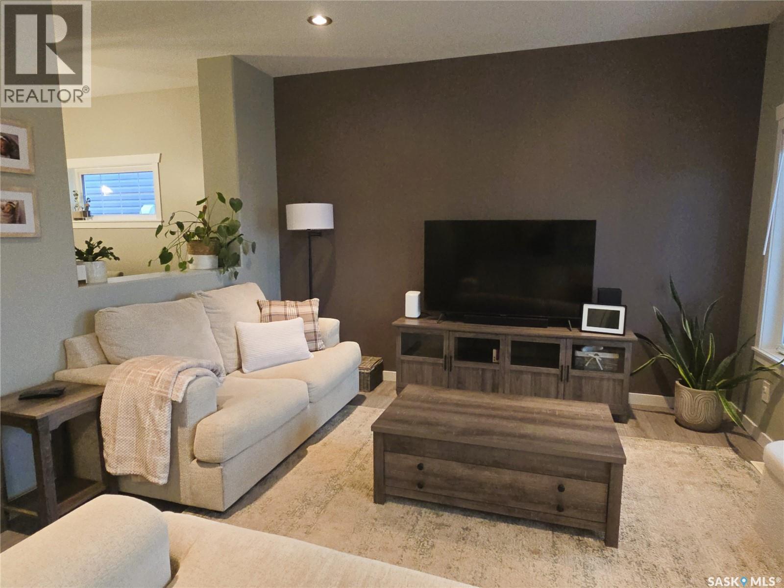 652 Ells Crescent, Saskatoon, SK - Indoor Photo Showing Living Room