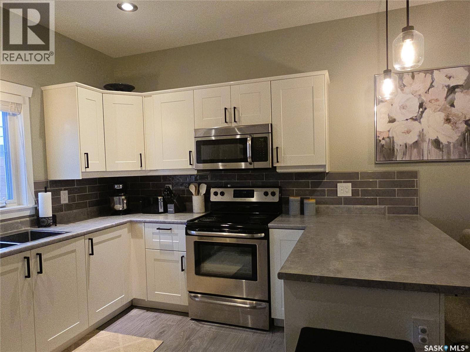 652 Ells Crescent, Saskatoon, SK - Indoor Photo Showing Kitchen