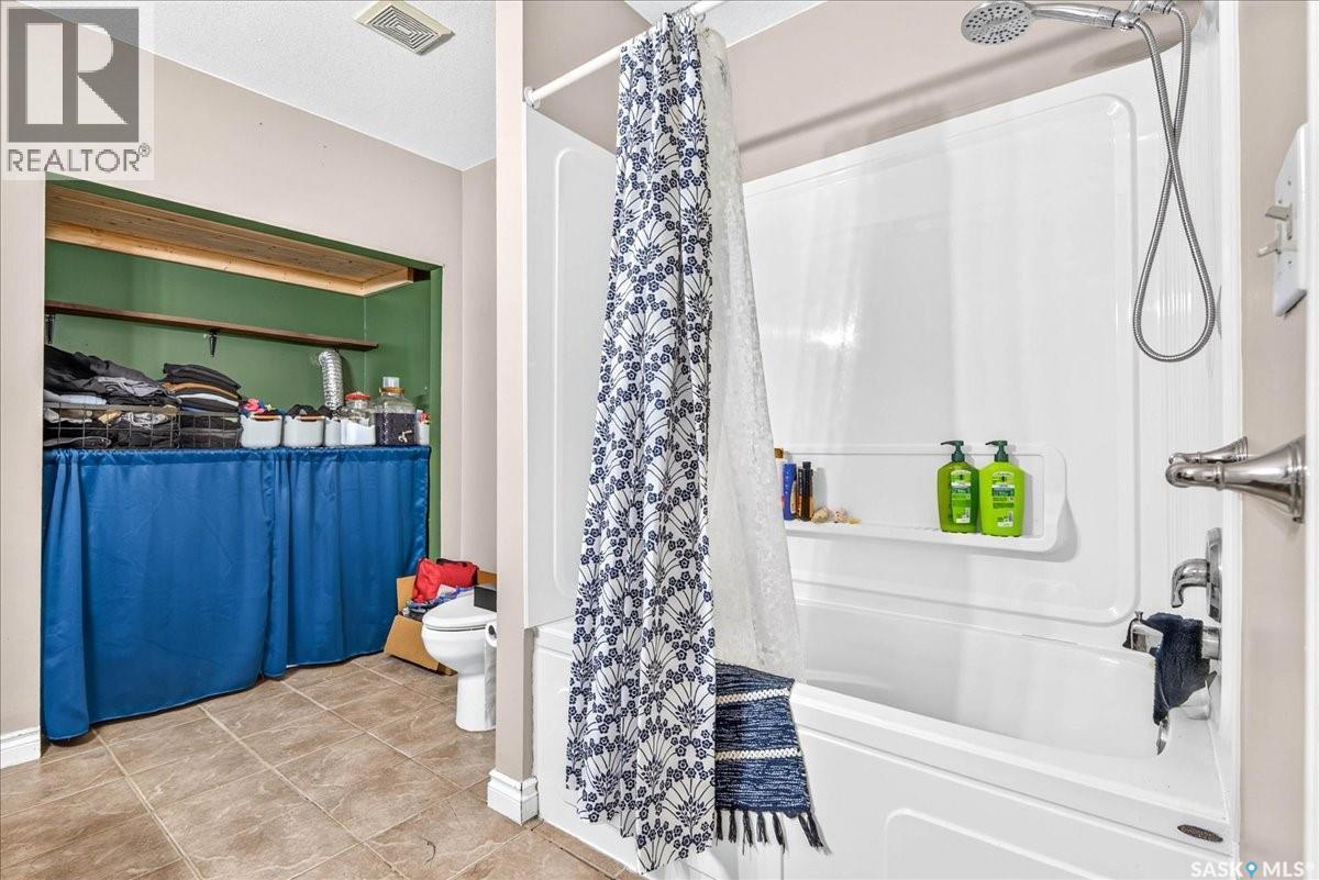 1922 Atkinson Street, Regina, SK - Indoor Photo Showing Bathroom