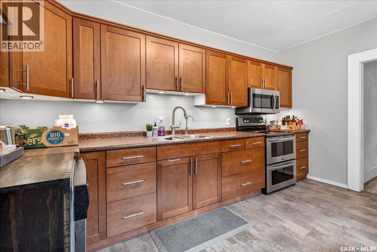 1922 Atkinson Street, Regina, SK - Indoor Photo Showing Kitchen With Double Sink