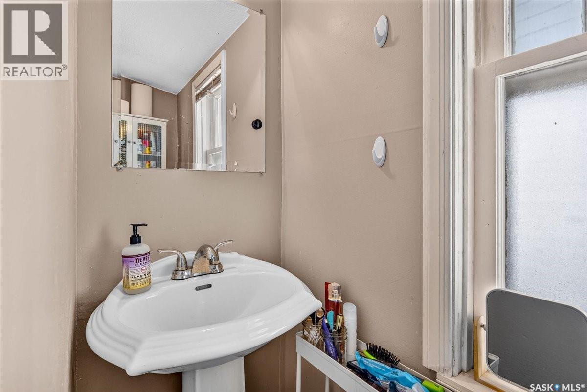 1922 Atkinson Street, Regina, SK - Indoor Photo Showing Bathroom