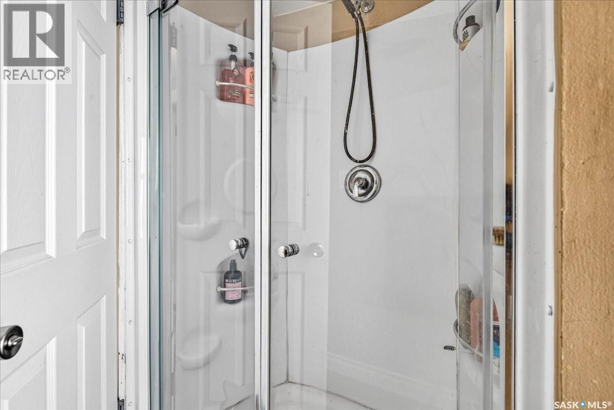 1922 Atkinson Street, Regina, SK - Indoor Photo Showing Bathroom