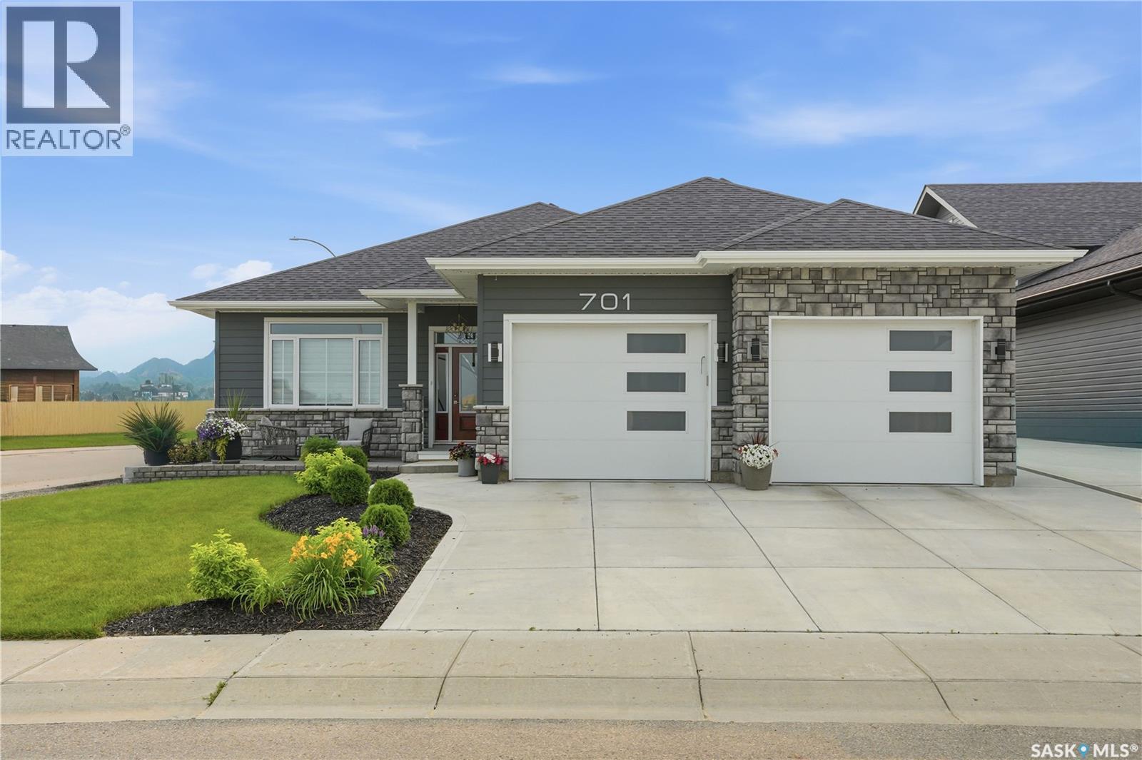 701 Casper Crescent, Warman, SK - Outdoor With Facade