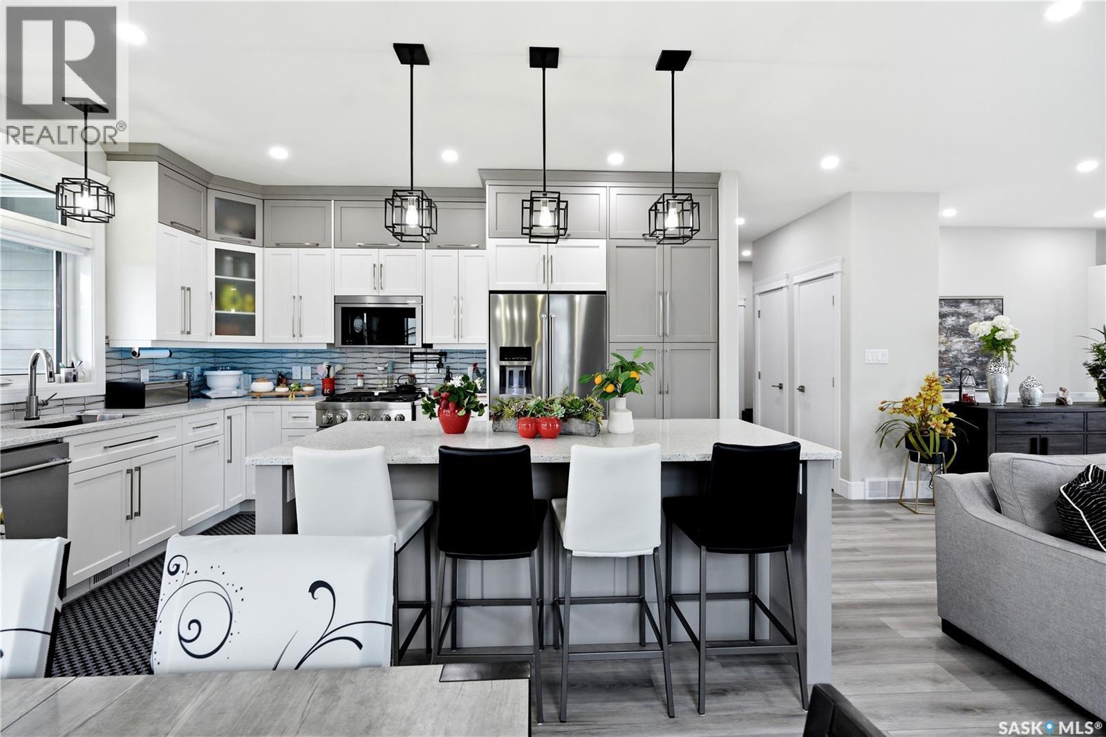 701 Casper Crescent, Warman, SK - Indoor Photo Showing Kitchen With Upgraded Kitchen