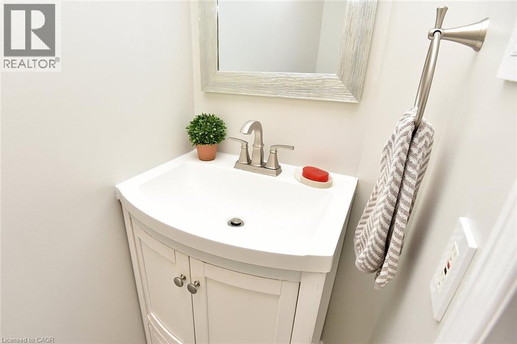 Powder Room - 519 Southridge Drive, Hamilton, ON - Indoor Photo Showing Bathroom