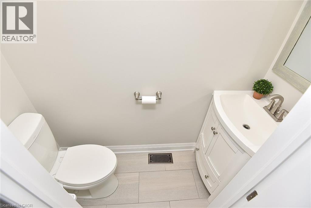 Powder Room - 519 Southridge Drive, Hamilton, ON - Indoor Photo Showing Bathroom