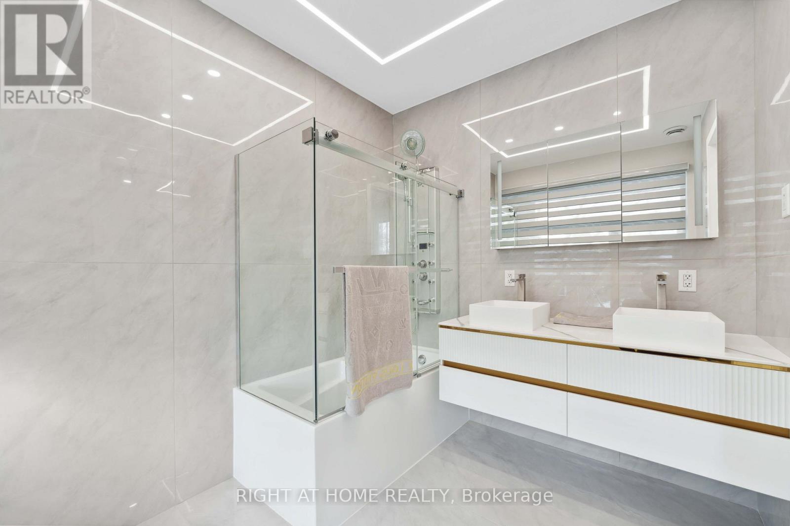 Secondary Master Ensuite - 256 Northwestern Avenue, Ottawa, ON - Indoor Photo Showing Bathroom
