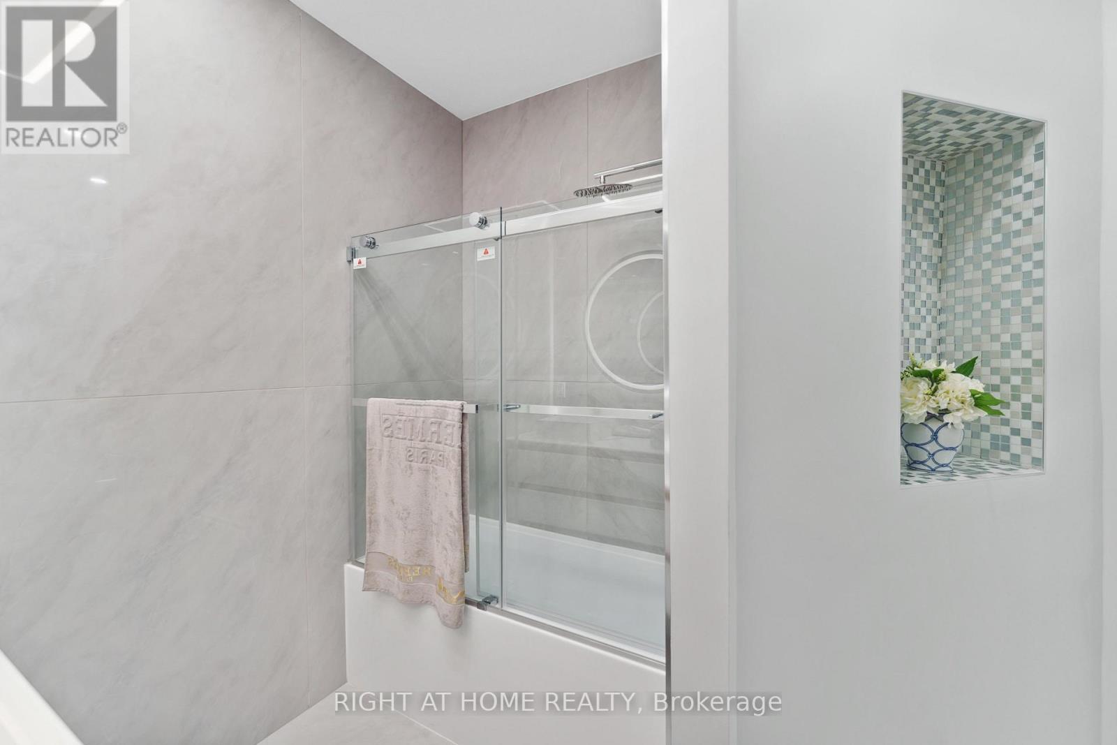 Shared Washroom - 256 Northwestern Avenue, Ottawa, ON - Photo Showing Bathroom