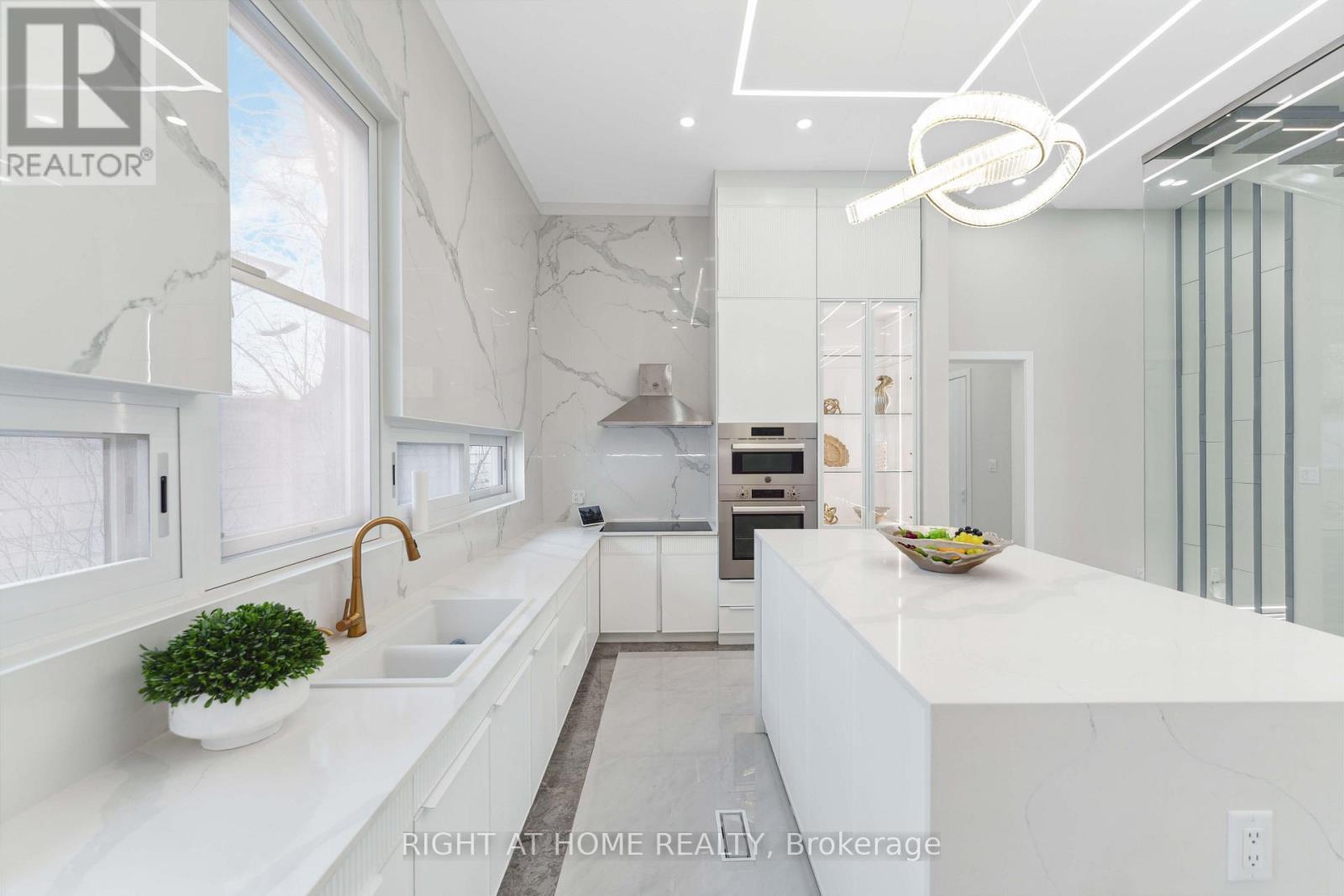 Kitchen - 256 Northwestern Avenue, Ottawa, ON - Indoor Photo Showing Kitchen With Upgraded Kitchen