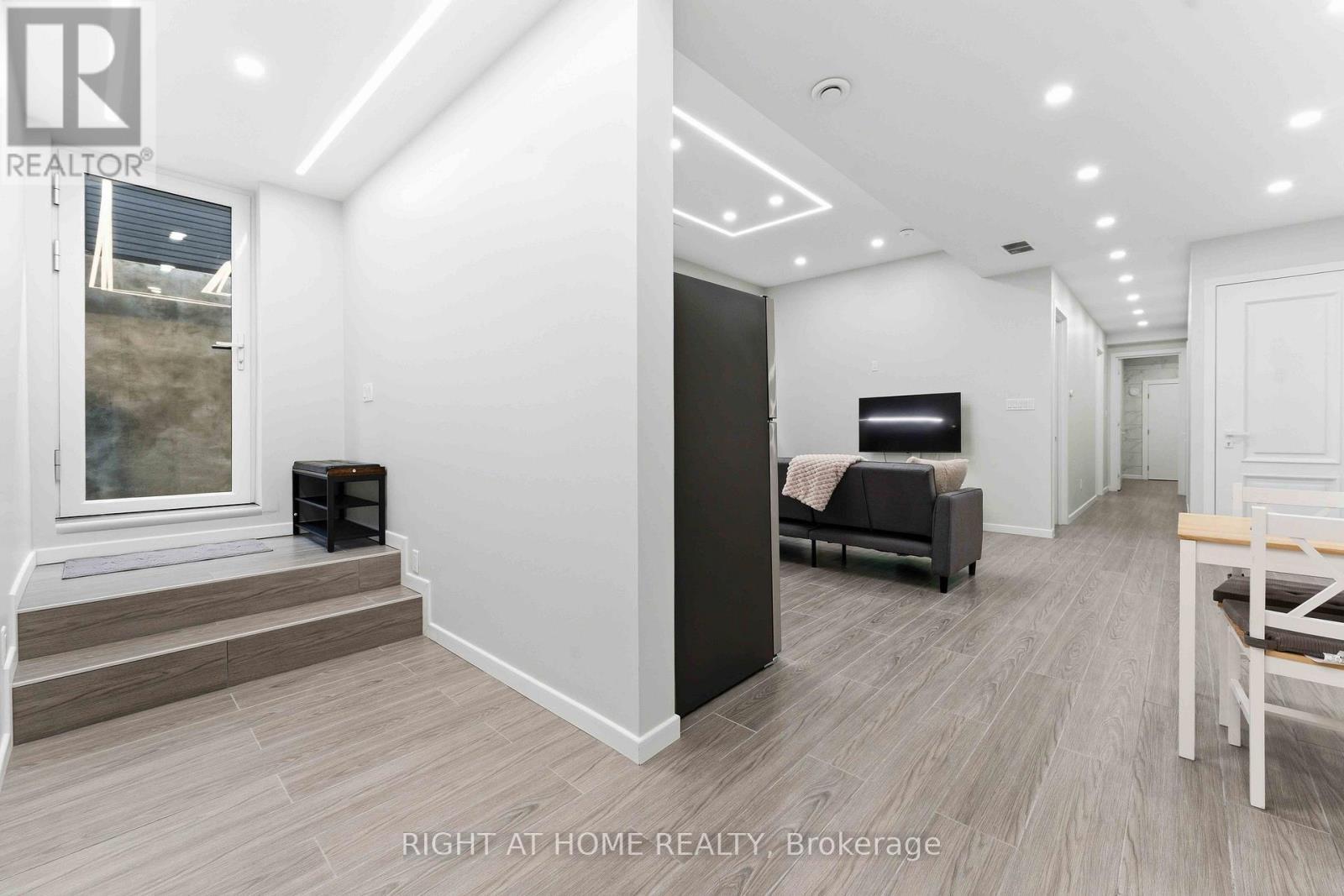 Lower level Foyer - 256 Northwestern Avenue, Ottawa, ON - Indoor Photo Showing Other Room