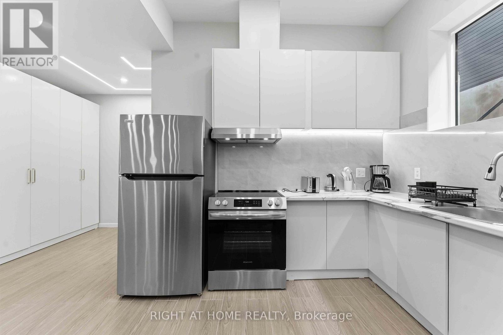 Lower level kitchen - 256 Northwestern Avenue, Ottawa, ON - Indoor Photo Showing Kitchen With Upgraded Kitchen