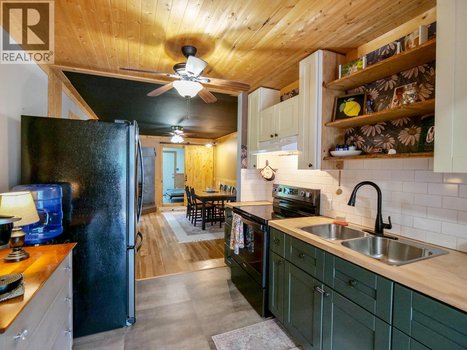 3861 Hillcrest Road, Quesnel, BC - Indoor Photo Showing Kitchen With Double Sink