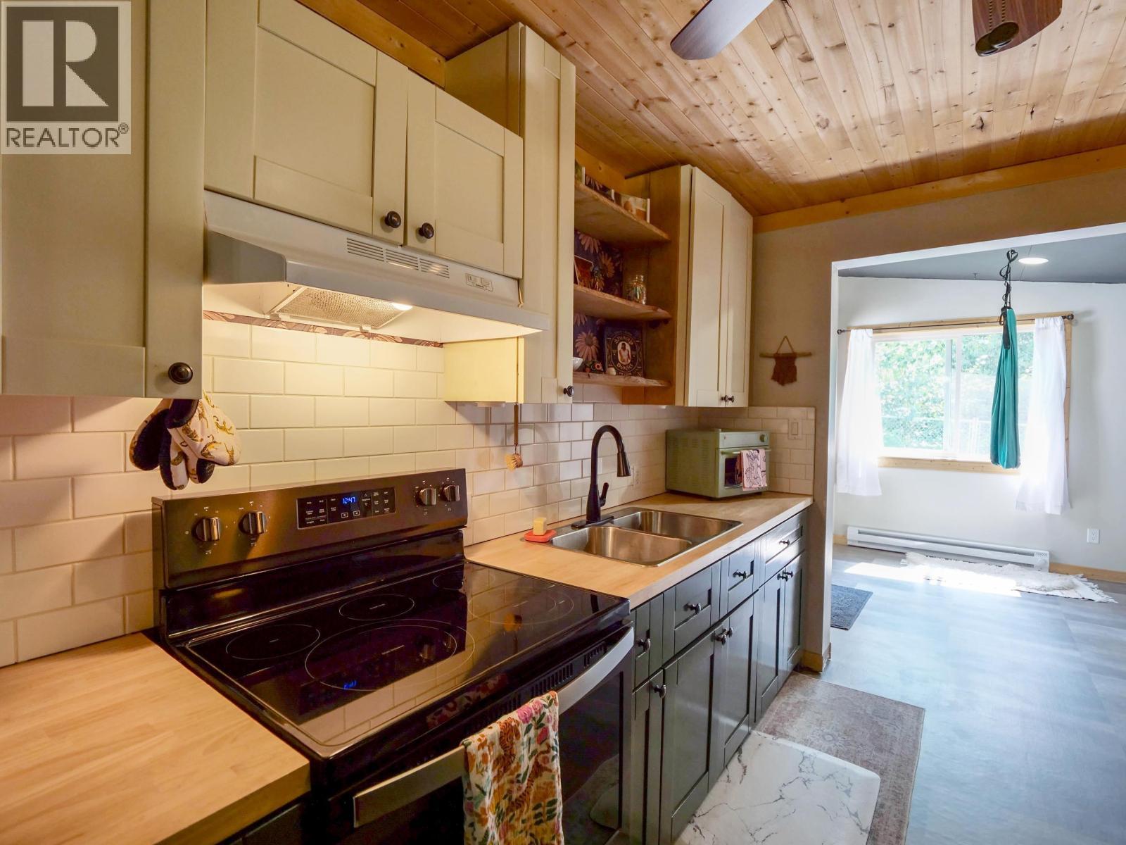 3861 Hillcrest Road, Quesnel, BC - Indoor Photo Showing Kitchen With Double Sink