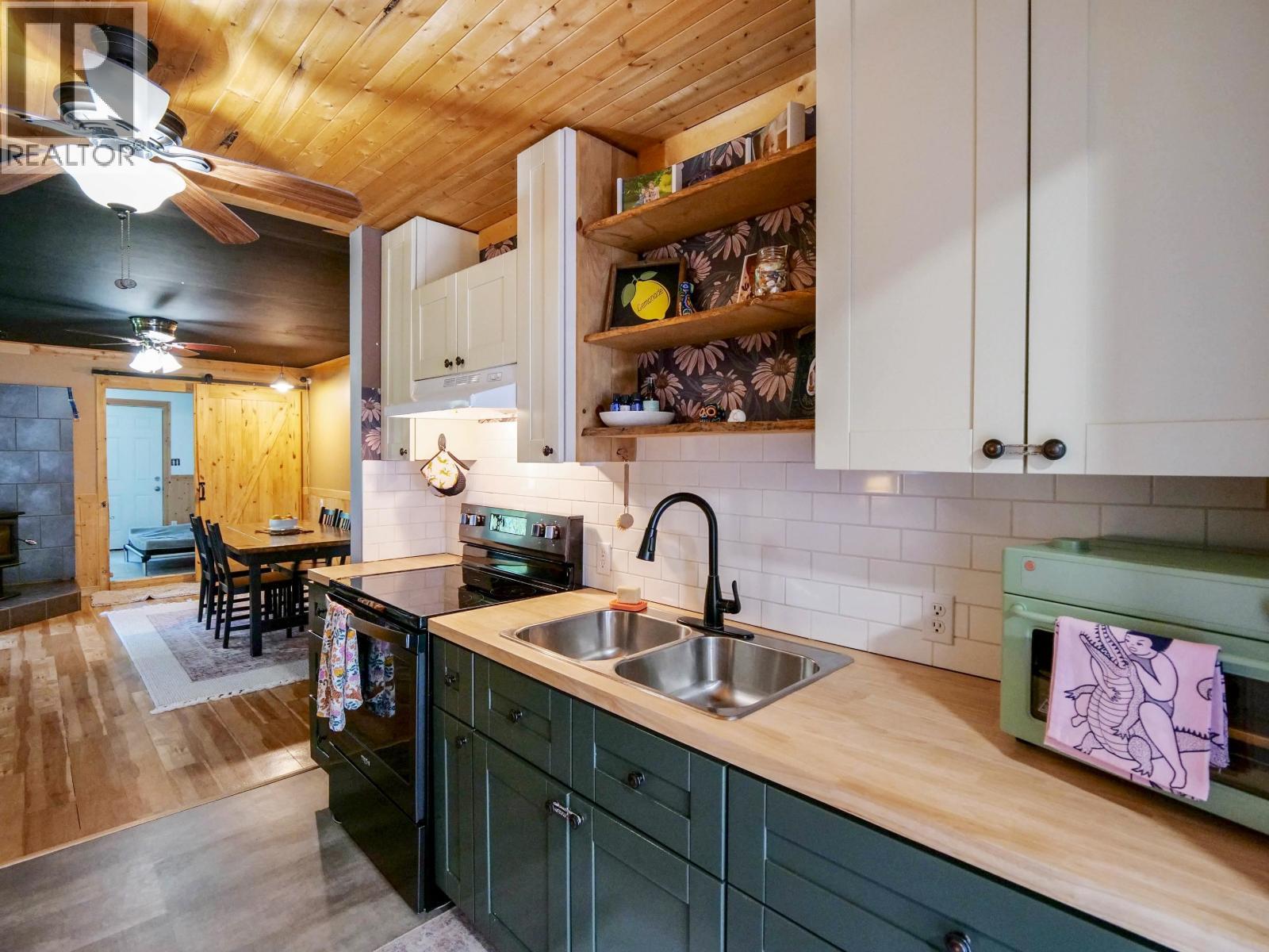 3861 Hillcrest Road, Quesnel, BC - Indoor Photo Showing Kitchen With Double Sink