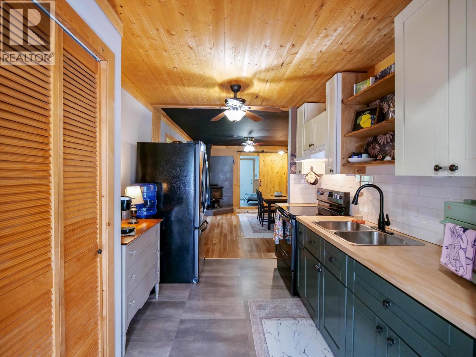 3861 Hillcrest Road, Quesnel, BC - Indoor Photo Showing Kitchen With Double Sink