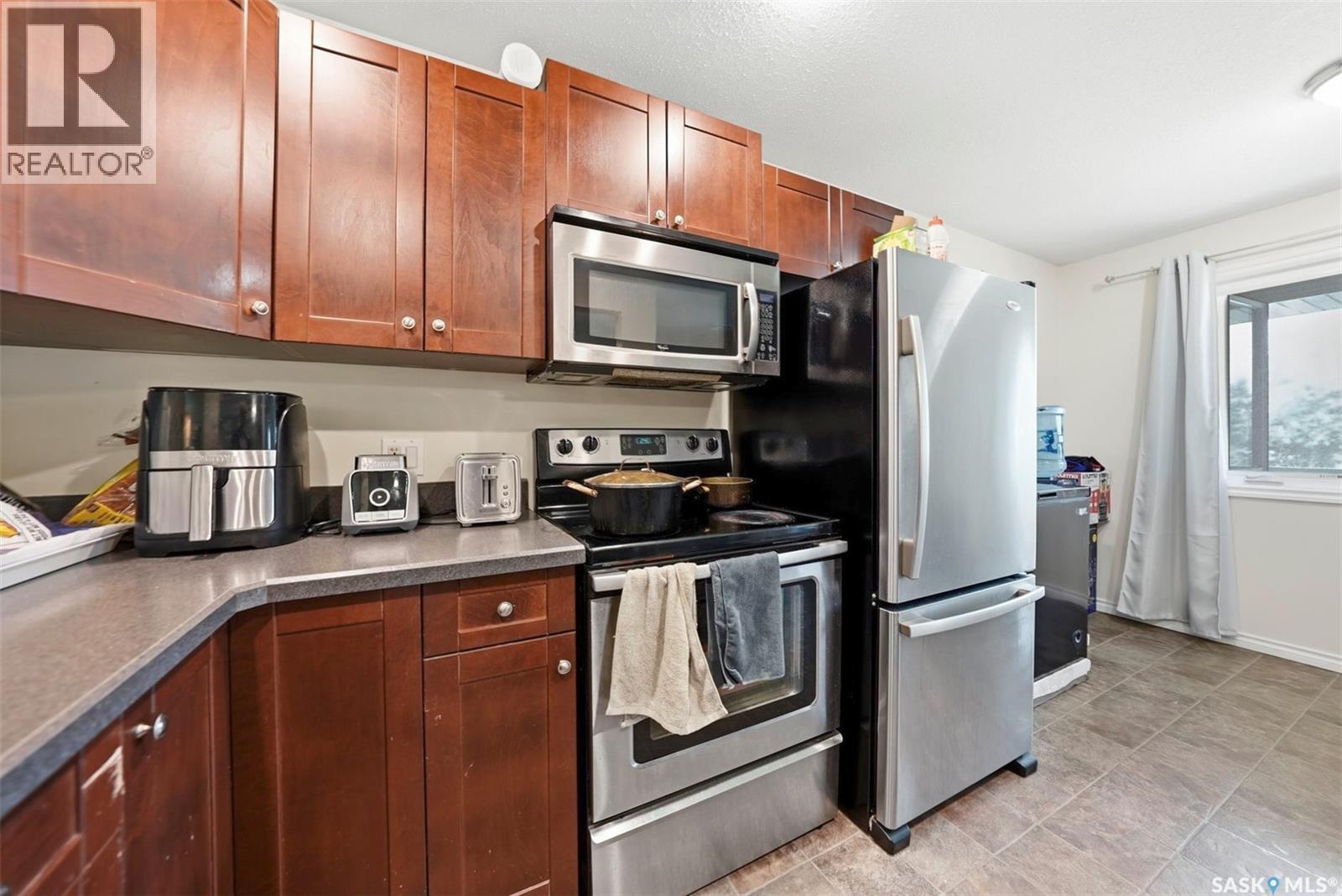 210 515 28Th Street E, Prince Albert, SK - Indoor Photo Showing Kitchen With Stainless Steel Kitchen