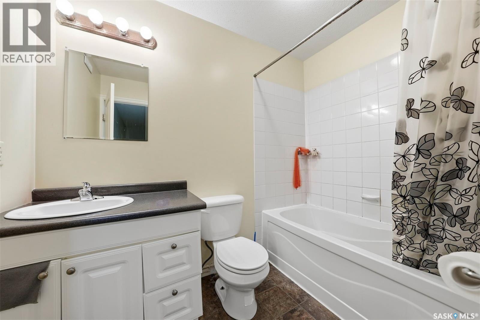 210 515 28Th Street E, Prince Albert, SK - Indoor Photo Showing Bathroom