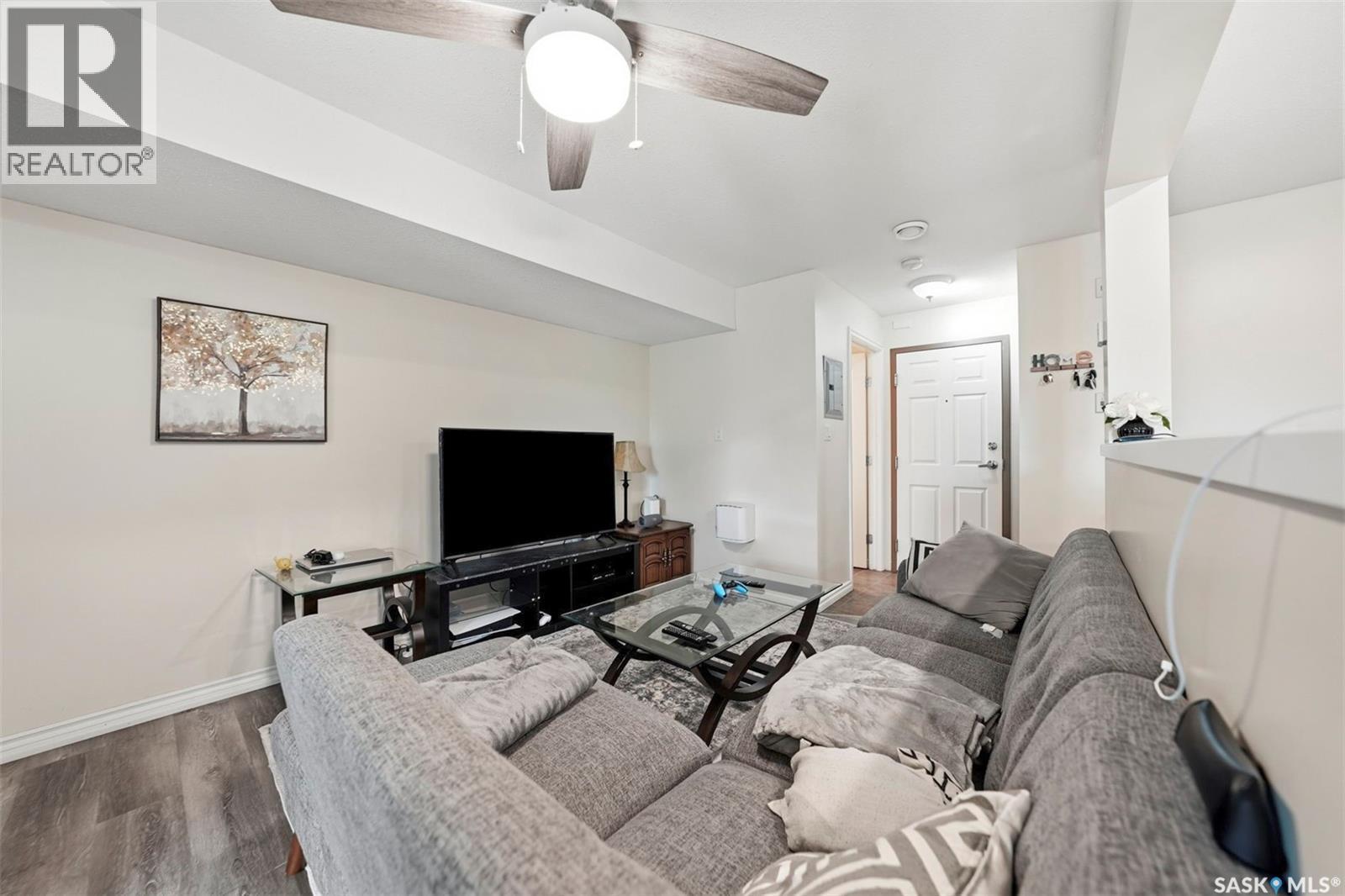 210 515 28Th Street E, Prince Albert, SK - Indoor Photo Showing Living Room