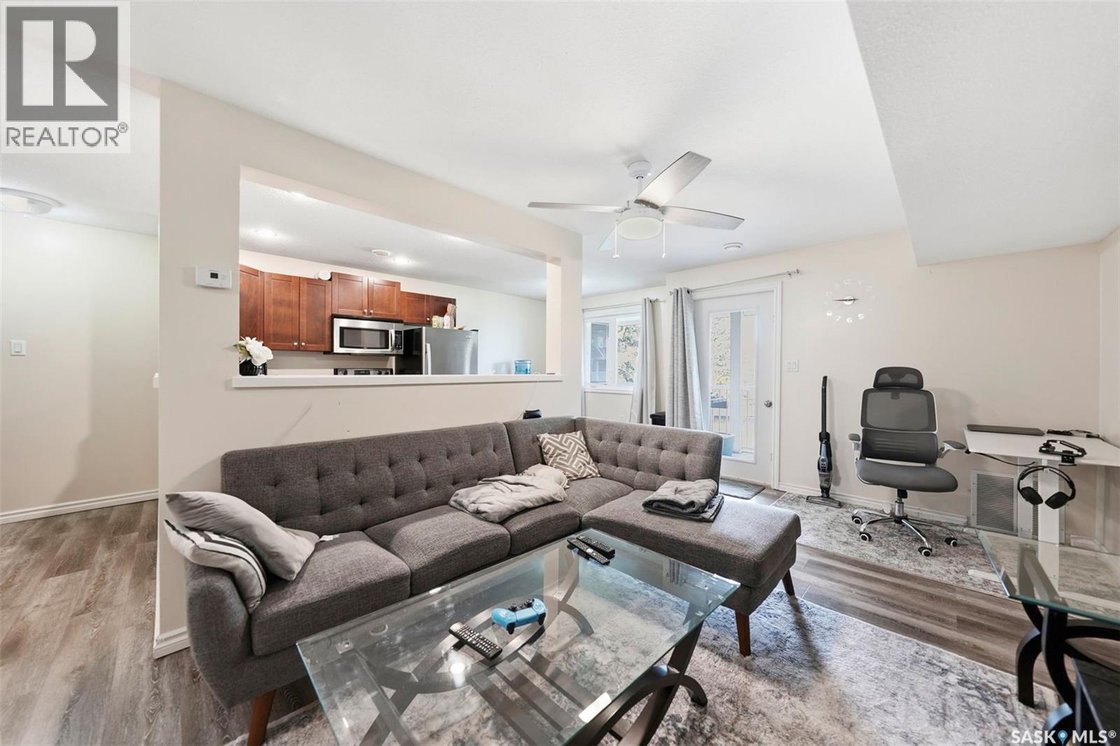 210 515 28Th Street E, Prince Albert, SK - Indoor Photo Showing Living Room
