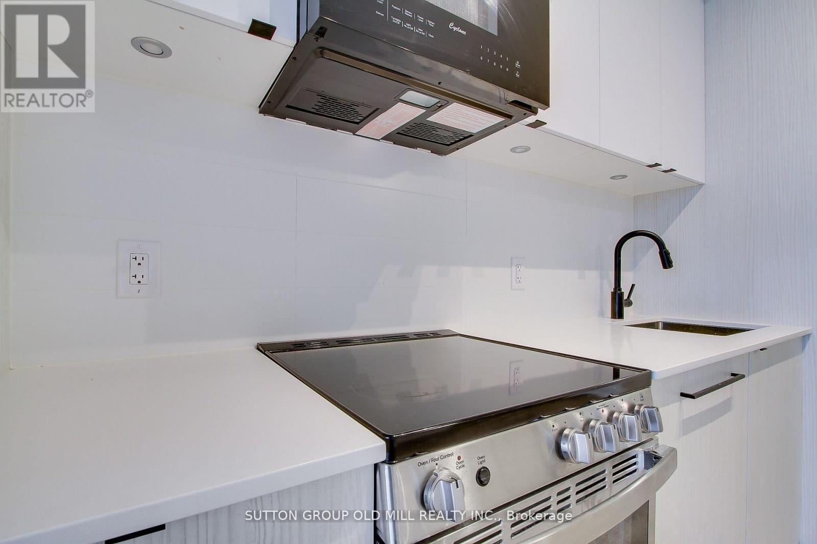516 - 2369 Danforth Avenue, Toronto, ON - Indoor Photo Showing Kitchen